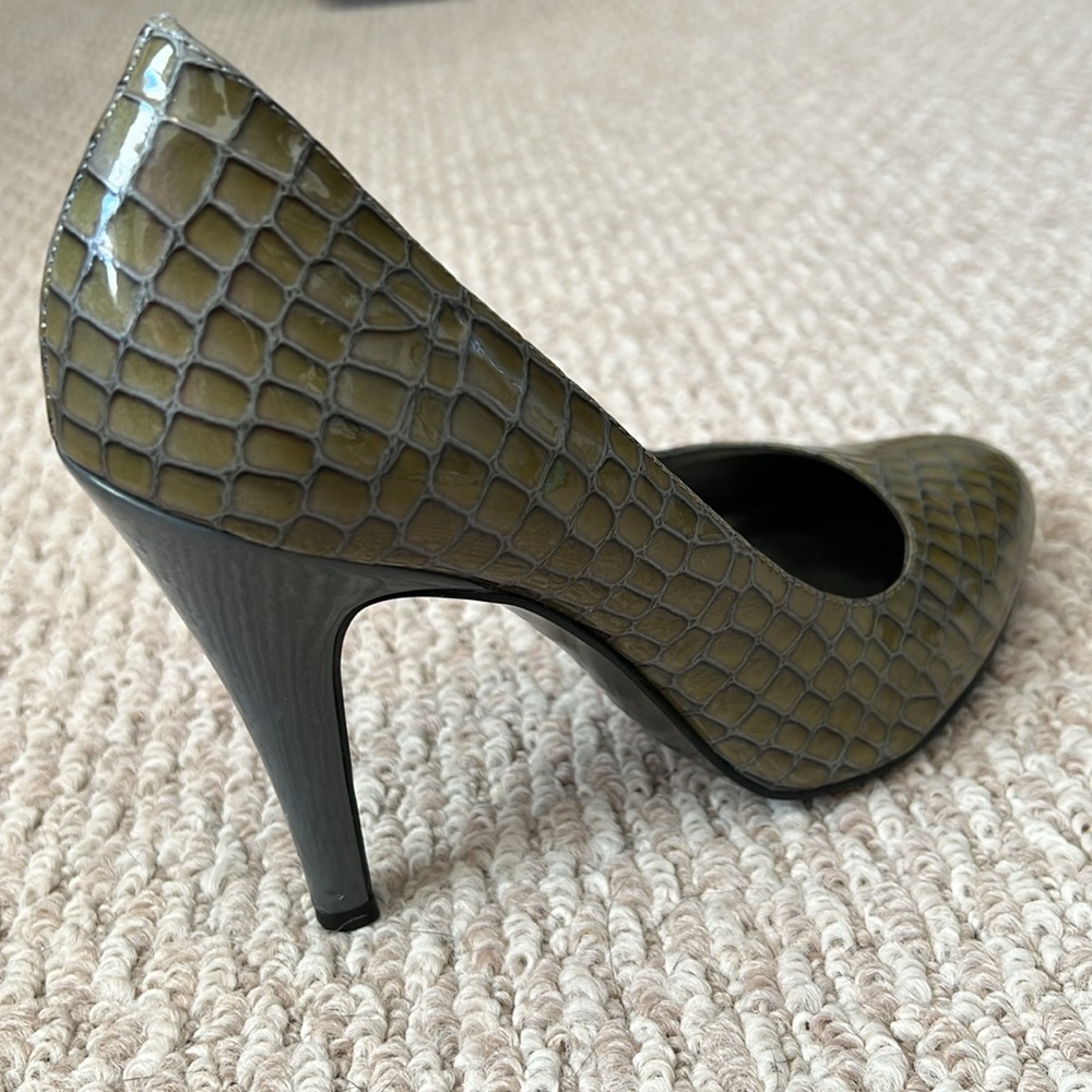 Women’s Heels - Picture 6 of 11